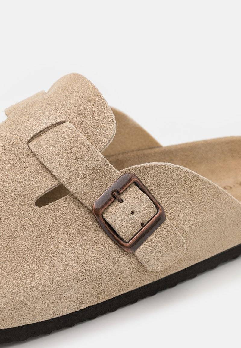 Pier One Pier One LEATHER UNISEX - Slippers - beige Bis zu 50% Rabatt