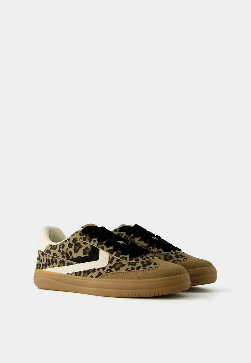Bershka Bershka RETRO ANIMAL PRINT - Trainers Bis zu 60% Rabatt