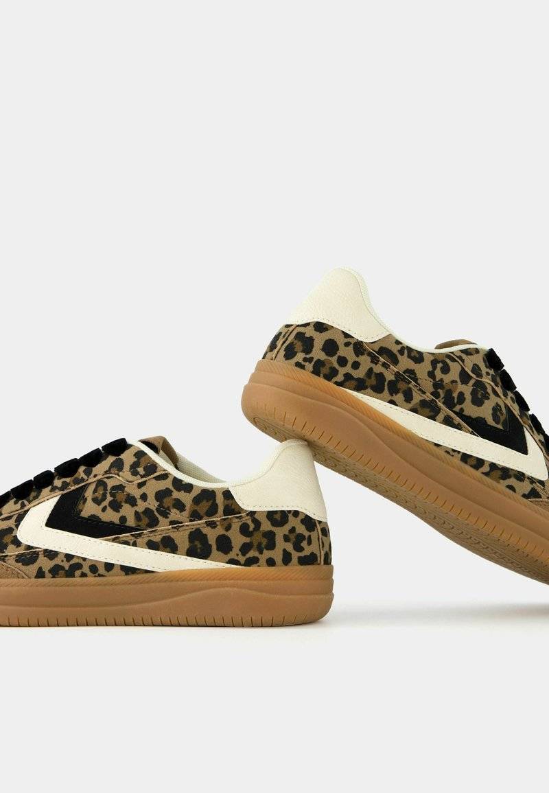 Bershka Bershka RETRO ANIMAL PRINT - Trainers Bis zu 60% Rabatt