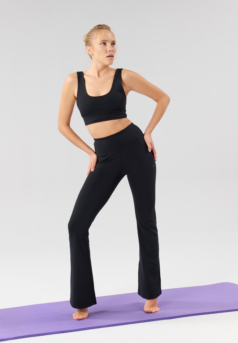 Even&Odd active Even&Odd active FLARED LEGGINGS - Tracksuit bottoms - black Tiefpreis