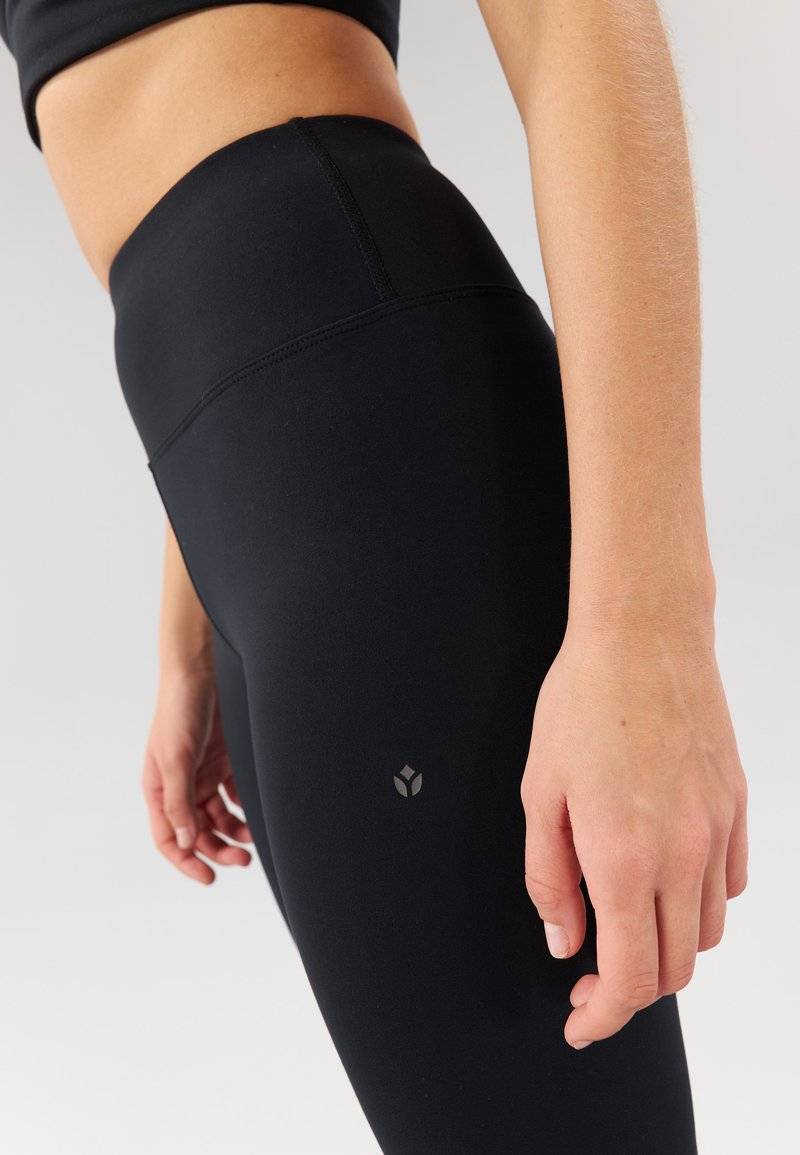 Even&Odd active Even&Odd active FLARED LEGGINGS - Tracksuit bottoms - black Tiefpreis