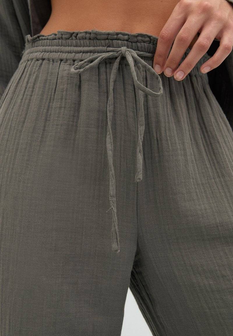 PULL&BEAR PULL&BEAR CREASED WITH FRAYED HEMS - Trousers - dark grey Bis zu 65% Rabatt