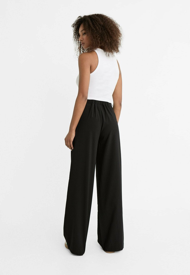 Stradivarius Stradivarius WITH BUCKLE DETAIL - Trousers - black Vierteljährliche Förderung