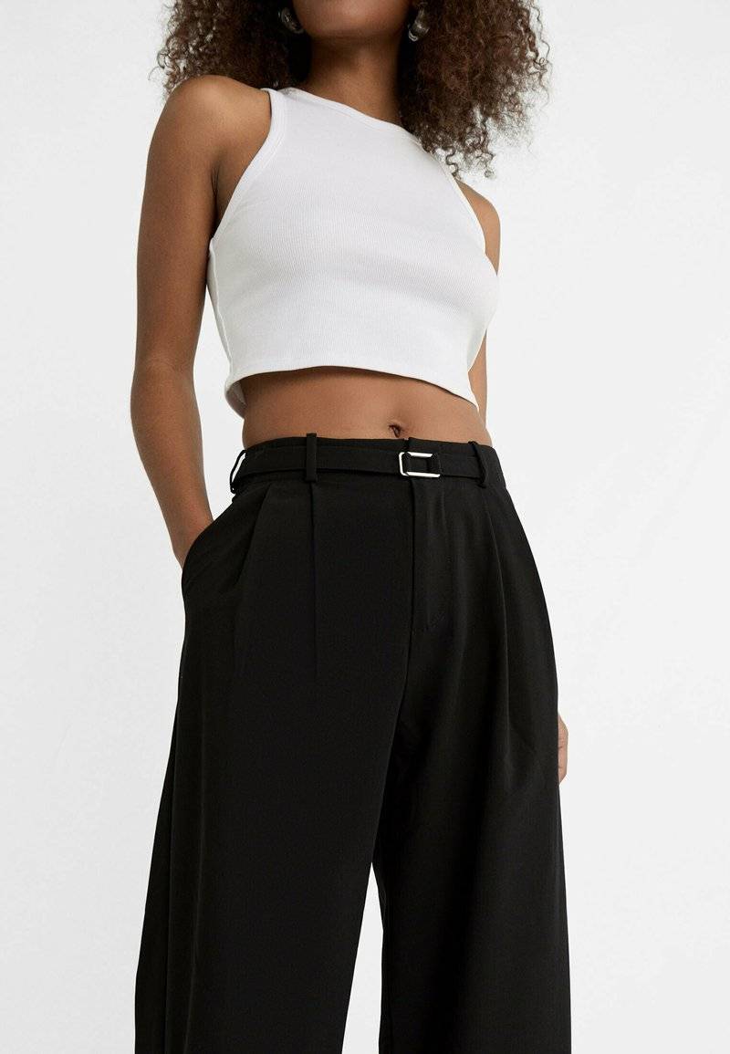 Stradivarius Stradivarius WITH BUCKLE DETAIL - Trousers - black Vierteljährliche Förderung