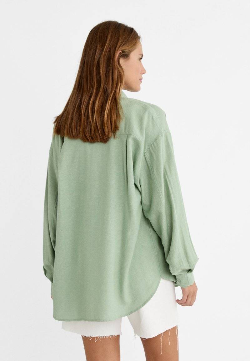 Stradivarius Stradivarius RUSTIKALES DAILY - Button-down blouse - khaki Kostenloser Versand international