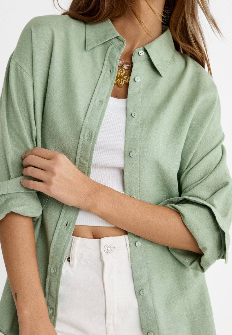 Stradivarius Stradivarius RUSTIKALES DAILY - Button-down blouse - khaki Kostenloser Versand international