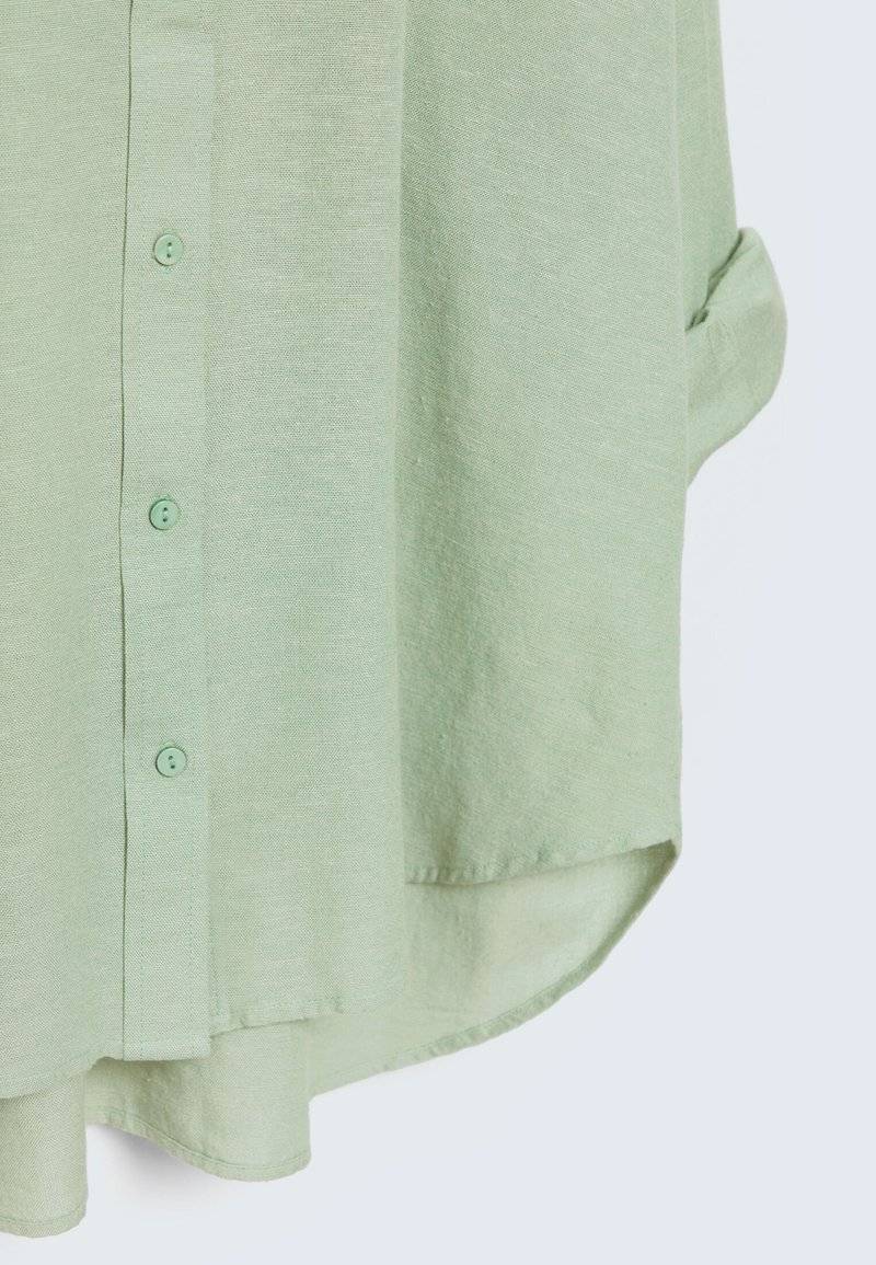 Stradivarius Stradivarius RUSTIKALES DAILY - Button-down blouse - khaki Kostenloser Versand international