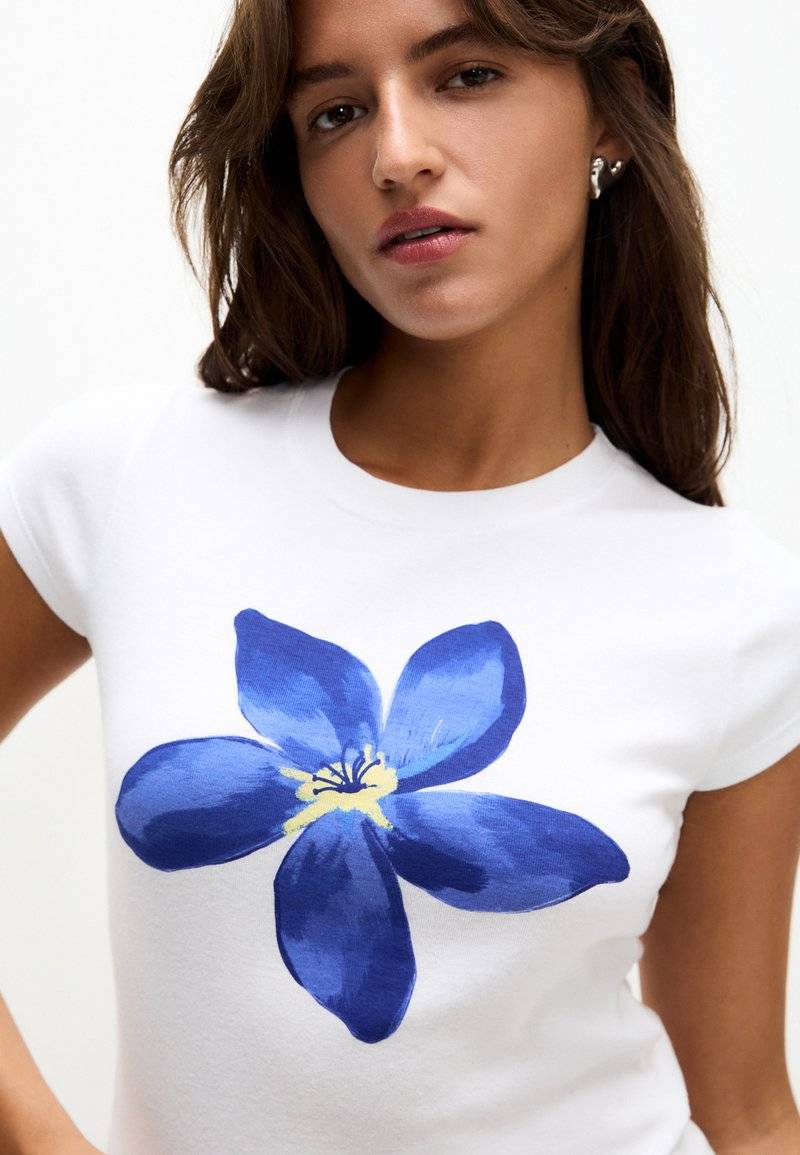 PULL&BEAR PULL&BEAR SHORT SLEEVE FLORAL - Print T-shirt - white Fabrikladen