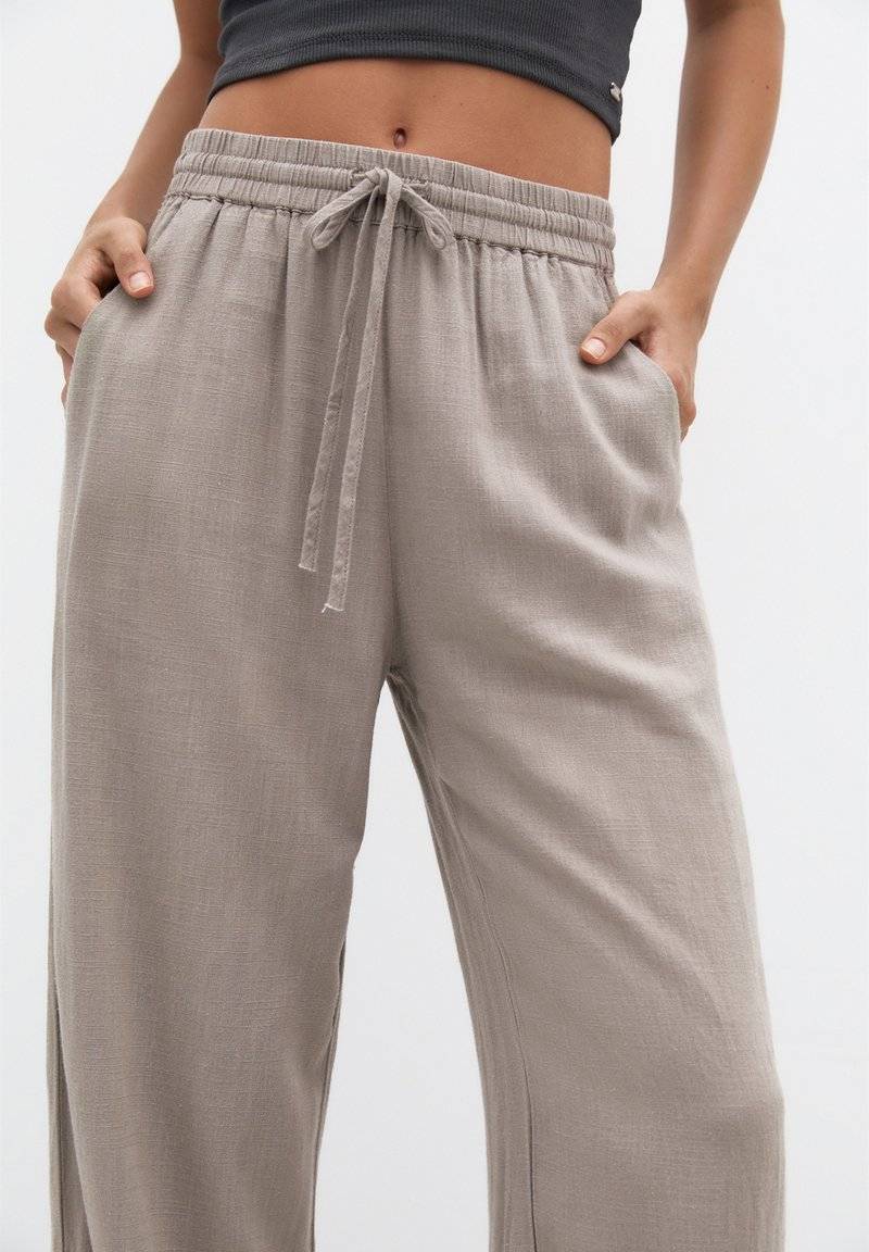 PULL&BEAR PULL&BEAR Trousers - stone zollfrei