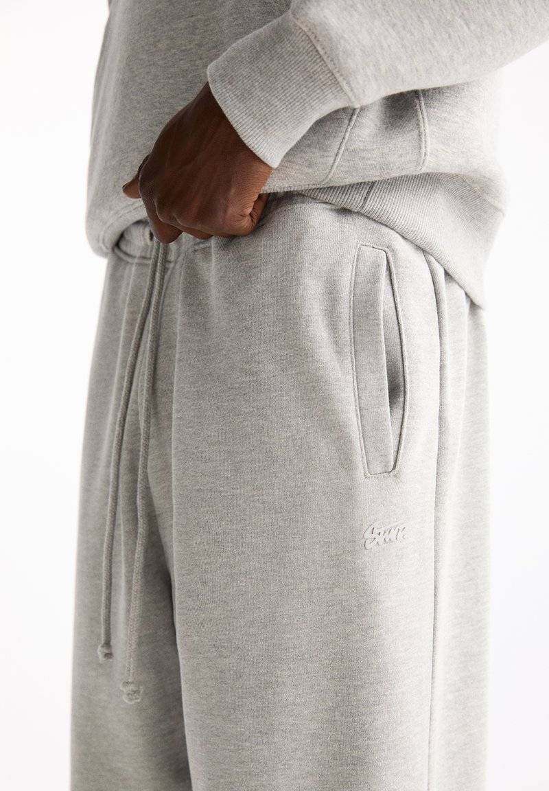 PULL&BEAR PULL&BEAR WIDE JOGGERS - Tracksuit bottoms - light grey Schlussverkauf