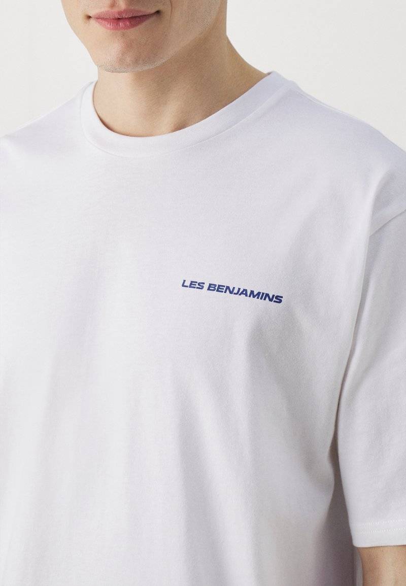 Les Benjamins Les Benjamins RELAXED TEE UNISEX - Print T-shirt - white Günstiger Verkauf