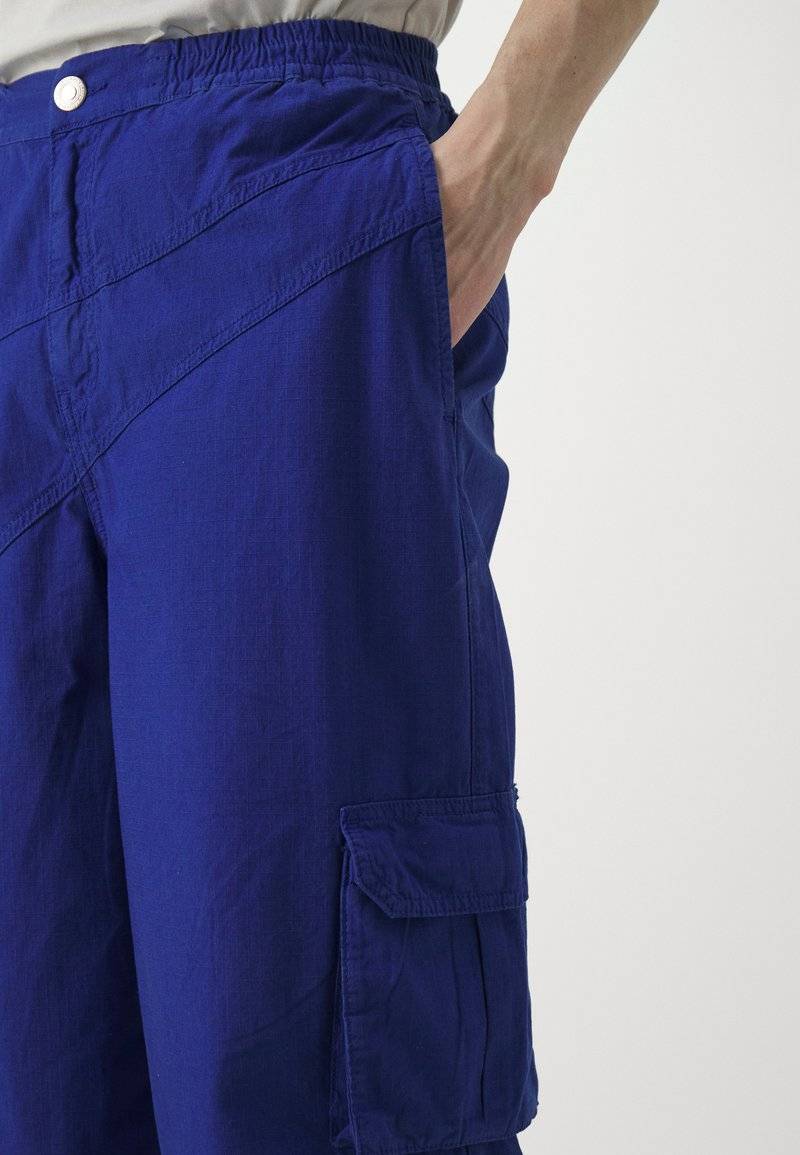 Les Benjamins Les Benjamins PANT UNISEX - Cargo trousers - blue Versandkostenfrei