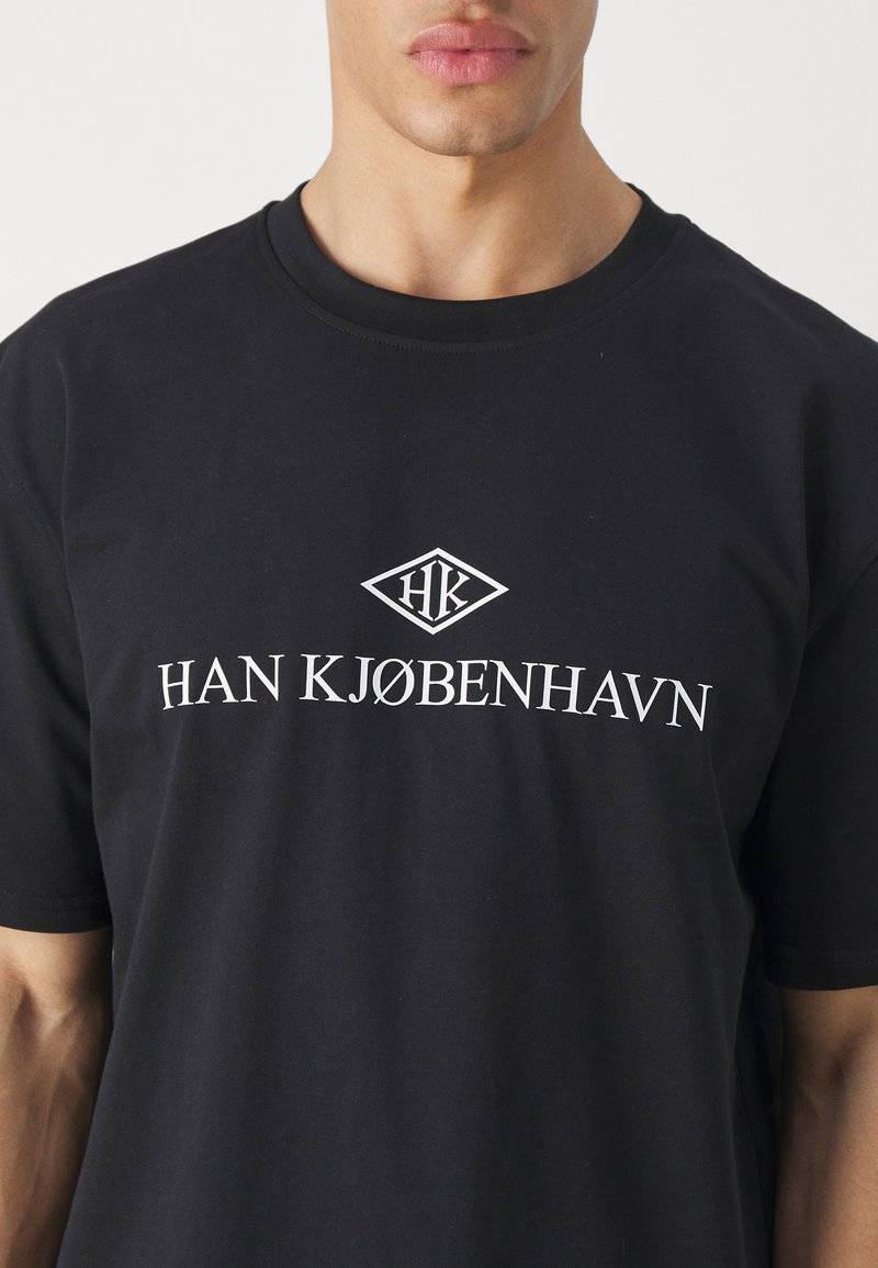 Han Kjøbenhavn Han Kjøbenhavn LOGO BOXY TEE UNISEX - Print T-shirt - black Valentinstagsangebot
