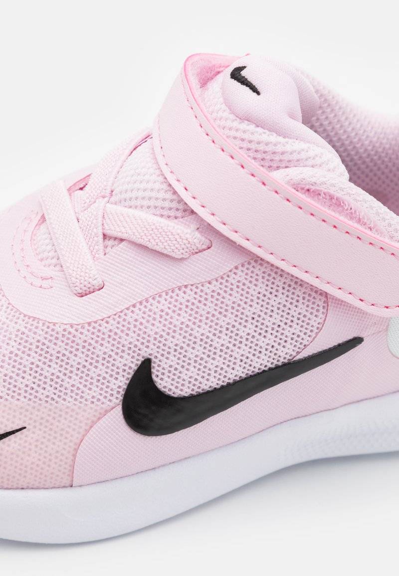 Nike Performance Nike Performance REVOLUTION - Competition running shoes Clearance-Verkauf