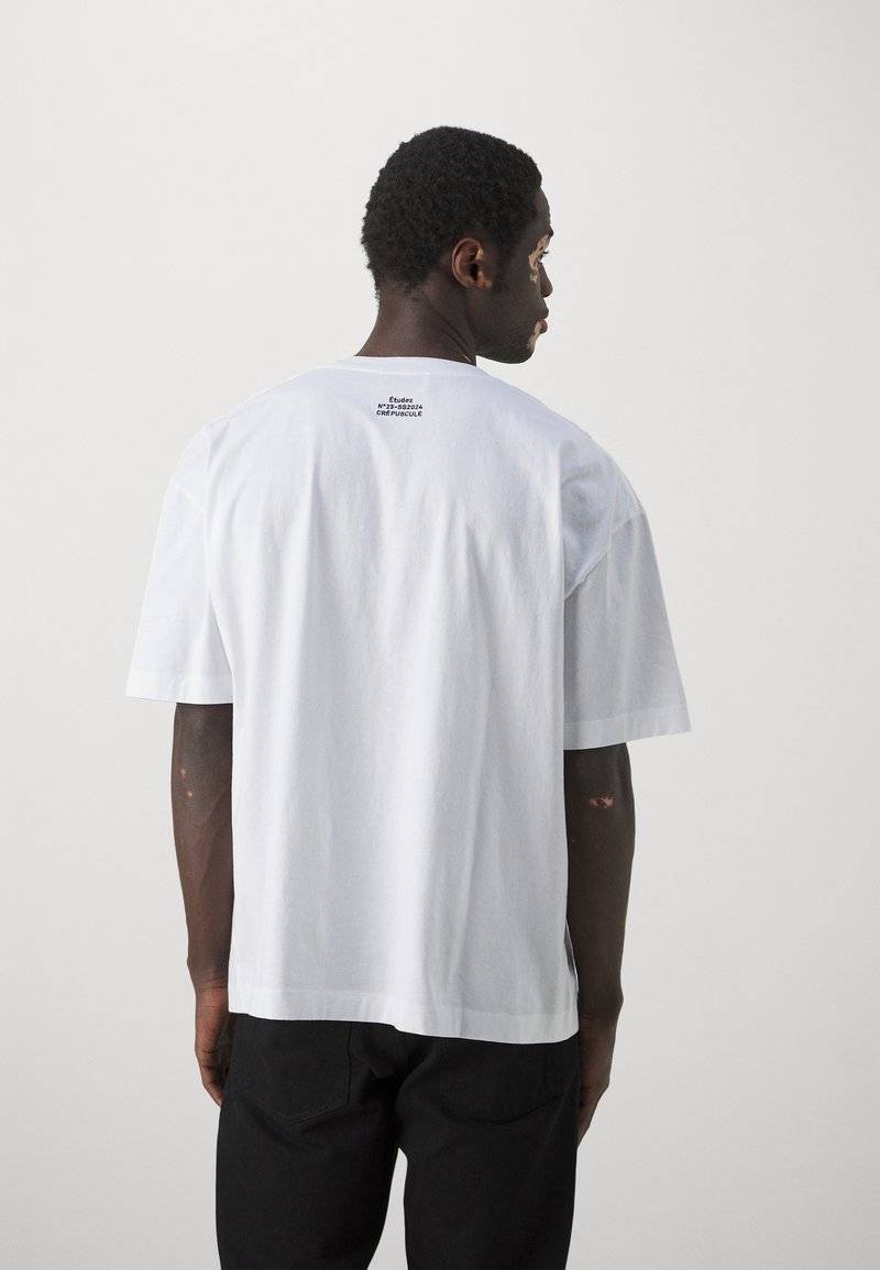 Études Études SPIRIT GUARDIAN UNISEX - Print T-shirt - white Zeitbegrenzte Promotion