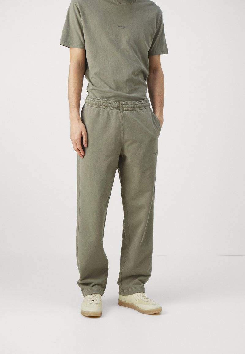Holzweiler Holzweiler LAGOON OSLO TROUSERS UNISEX - Tracksuit bottoms - green Bis zu 60% Rabatt