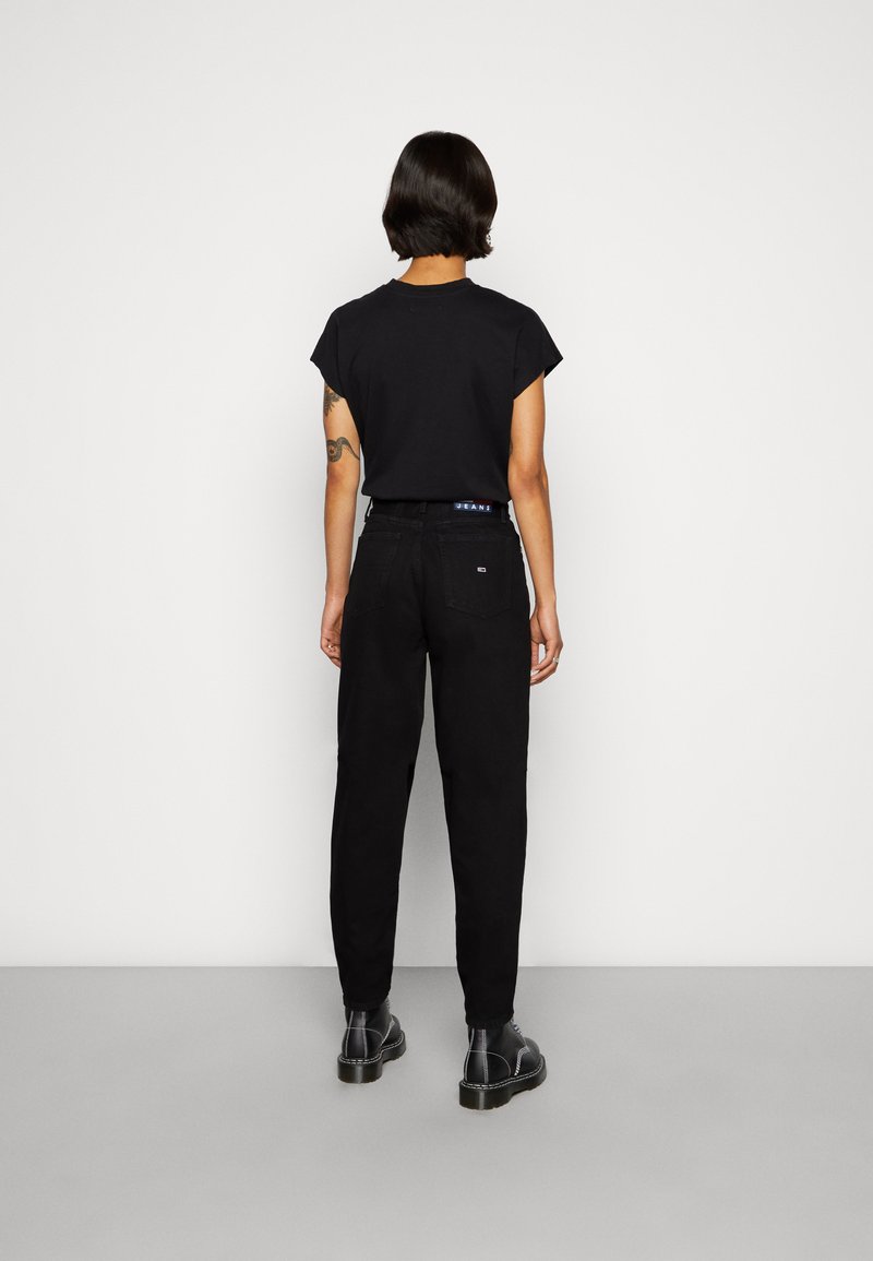 Tommy Jeans Tommy Jeans MOM ULTRA HIGH RISE JEAN TAPERED - Relaxed fit jeans - denim black Nur noch ein Tag übrig