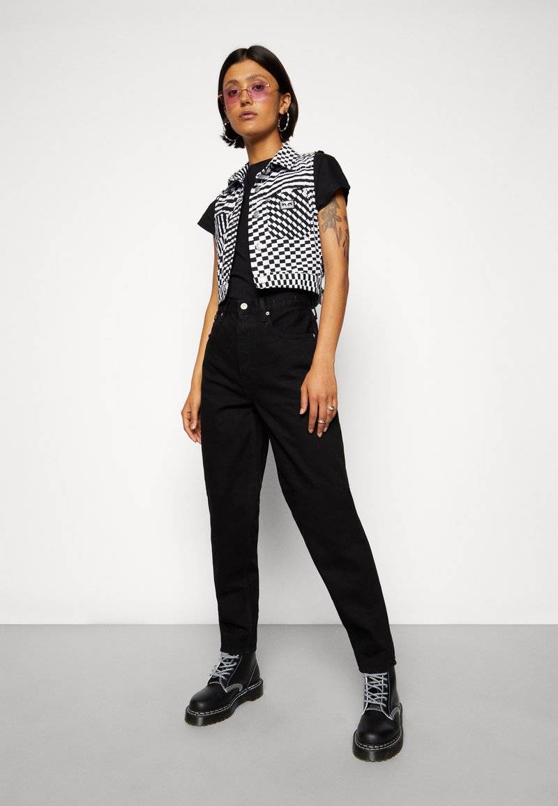 Tommy Jeans Tommy Jeans MOM ULTRA HIGH RISE JEAN TAPERED - Relaxed fit jeans - denim black Nur noch ein Tag übrig