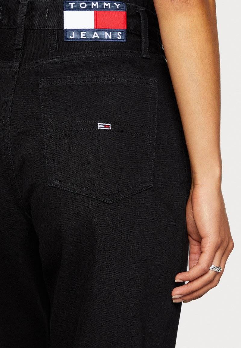 Tommy Jeans Tommy Jeans MOM ULTRA HIGH RISE JEAN TAPERED - Relaxed fit jeans - denim black Nur noch ein Tag übrig