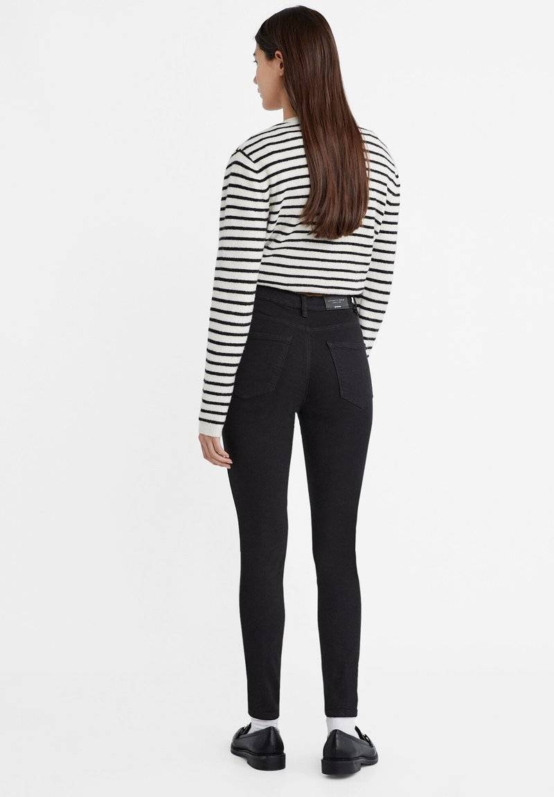 Stradivarius Stradivarius MIT SUPERHOHEM - Jeans Skinny Fit - black Super Rabatt