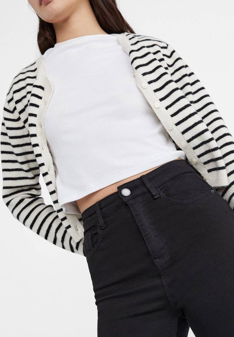 Stradivarius Stradivarius MIT SUPERHOHEM - Jeans Skinny Fit - black Super Rabatt