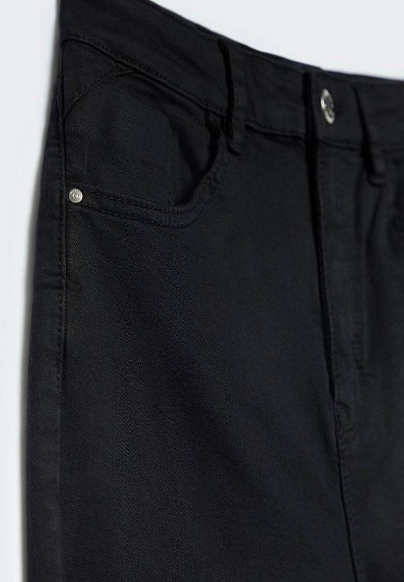 Stradivarius Stradivarius MIT SUPERHOHEM - Jeans Skinny Fit - black Super Rabatt