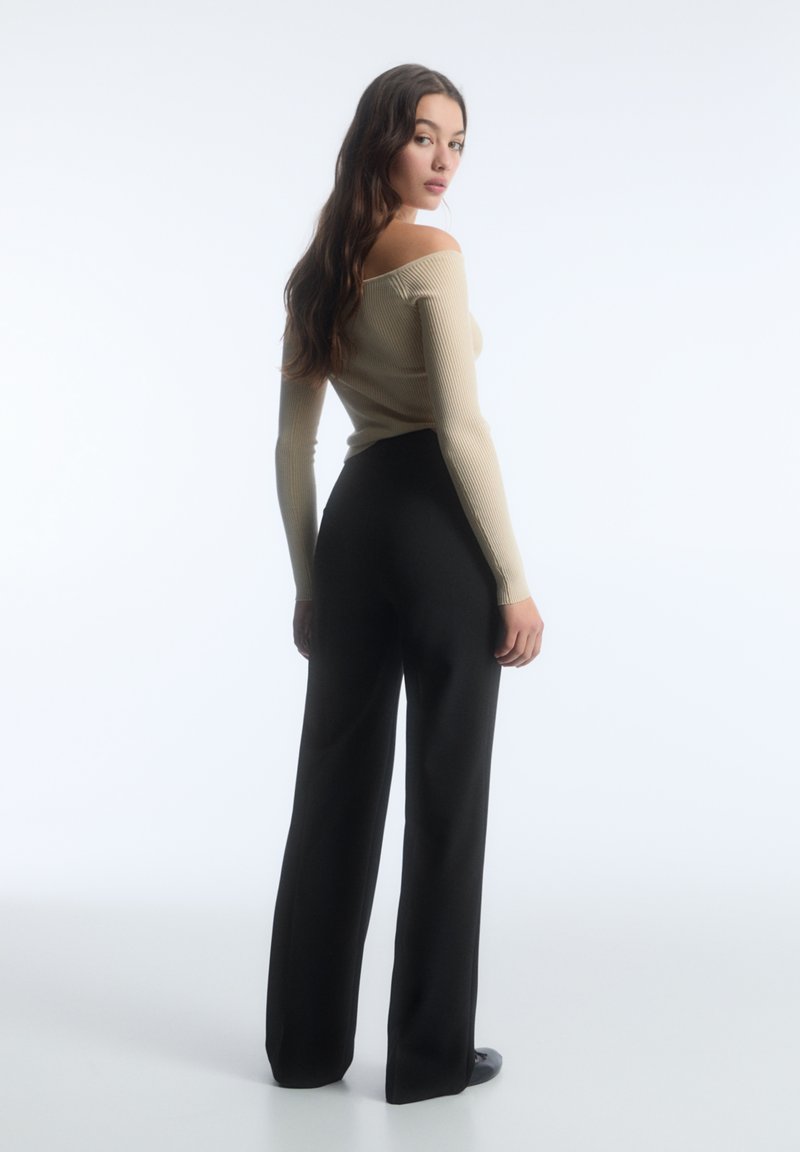 PULL&BEAR PULL&BEAR IM REGULAR-FIT MIT ZIERNAHT VORNE - Trousers - black Outlet