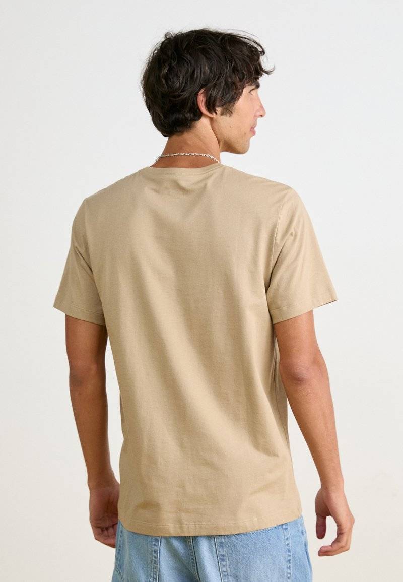 Nike Sportswear Nike Sportswear CLUB TEE - Basic T-shirt - khaki Meist gekauft