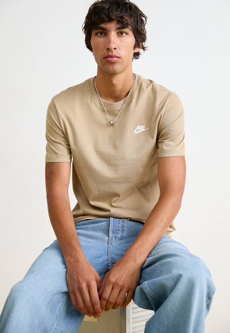 Nike Sportswear Nike Sportswear CLUB TEE - Basic T-shirt - khaki Meist gekauft