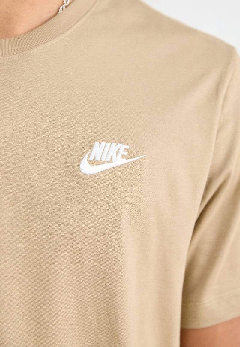 Nike Sportswear Nike Sportswear CLUB TEE - Basic T-shirt - khaki Meist gekauft