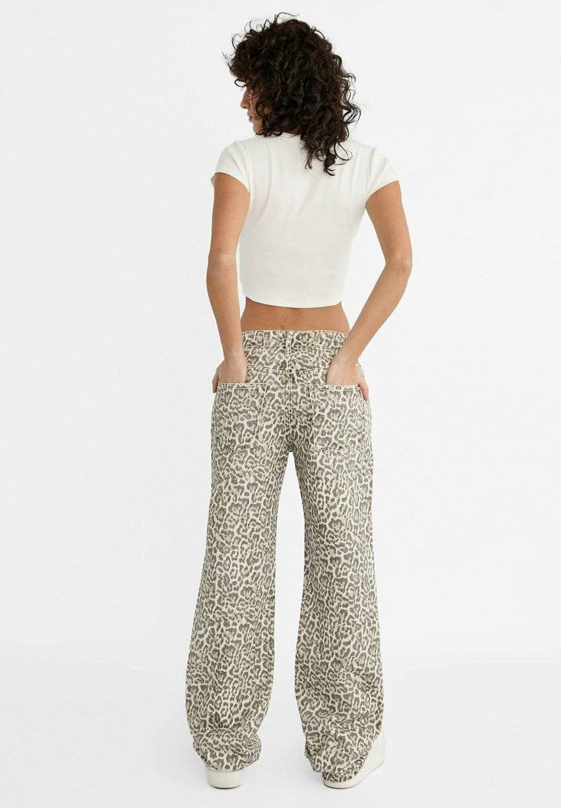 Stradivarius Stradivarius PRINTED - Straight leg jeans - camel Limitierter Zeitrabatt