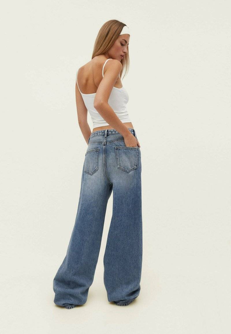 Stradivarius Stradivarius BAGGY - Flared Jeans - blue denim Sonderangebot
