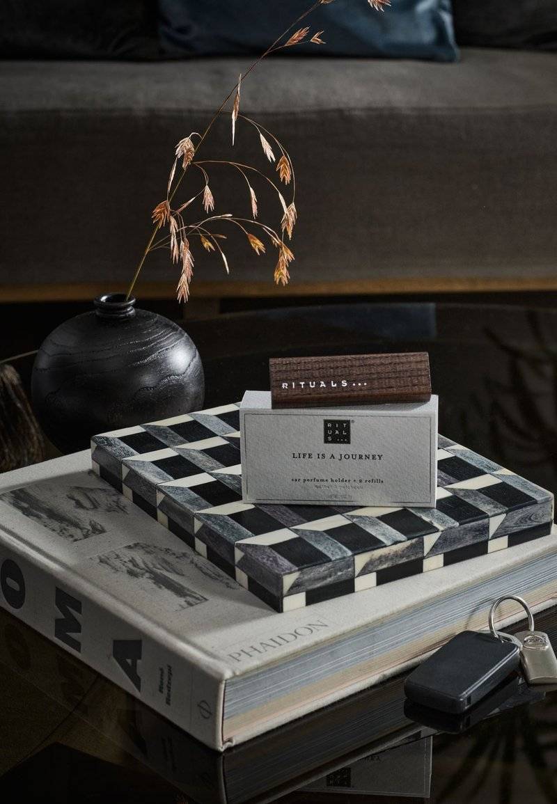Rituals Rituals CAR PERFUME "LIFE IS A JOURNEY" SPORT - LEATHER, TONKA BEAN & HERBACEOUS PATCHOULI - Home fragrance Räumungsverkauf