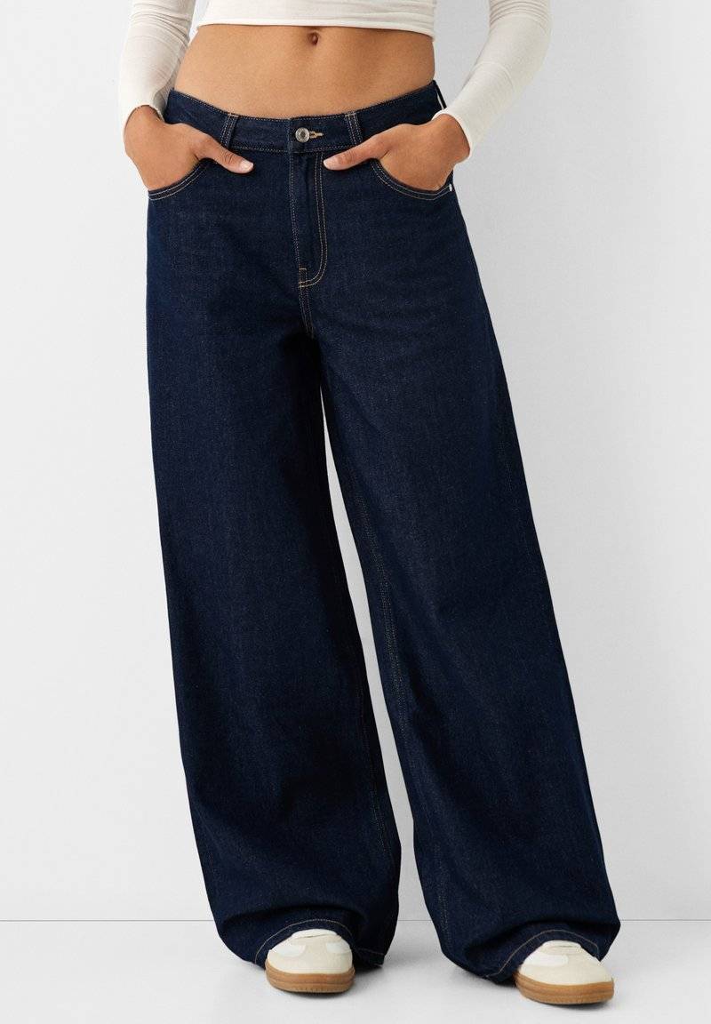 Bershka Bershka WIDE-LEG - Relaxed fit jeans - royal blue