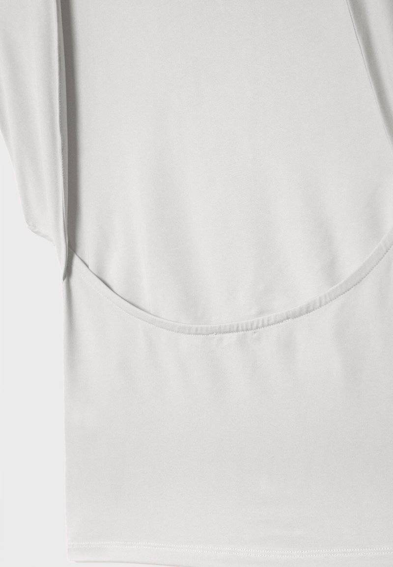 Stradivarius Stradivarius OPEN-BACK - Basic T-shirt - white Riesige Rabatte