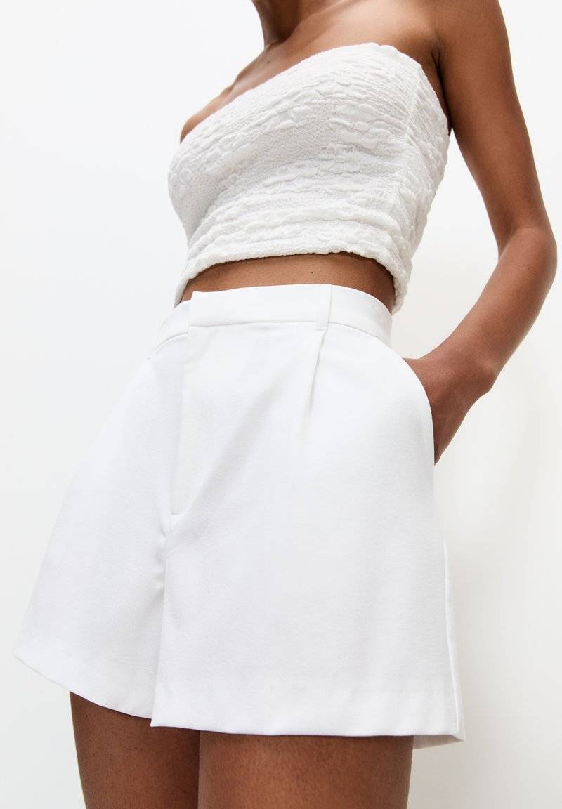 PULL&BEAR PULL&BEAR DARTED - BERMUDA - Shorts - white 50% Rabatt mit kostenlosem Versand