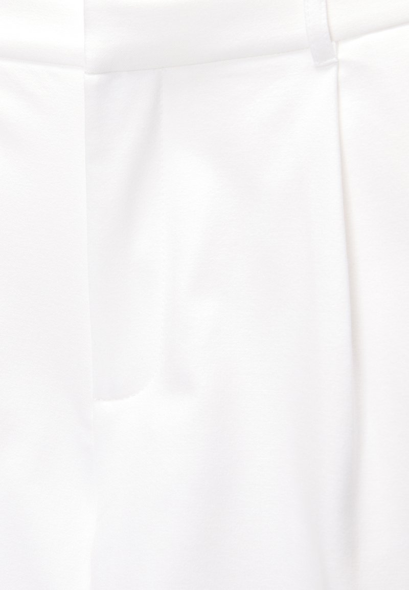 PULL&BEAR PULL&BEAR DARTED - BERMUDA - Shorts - white 50% Rabatt mit kostenlosem Versand