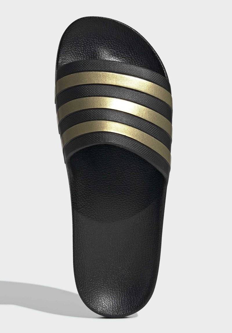 adidas Sportswear adidas Sportswear ADILETTE AQUA - Pool slides - core black gold met core black Kostenloser Versand