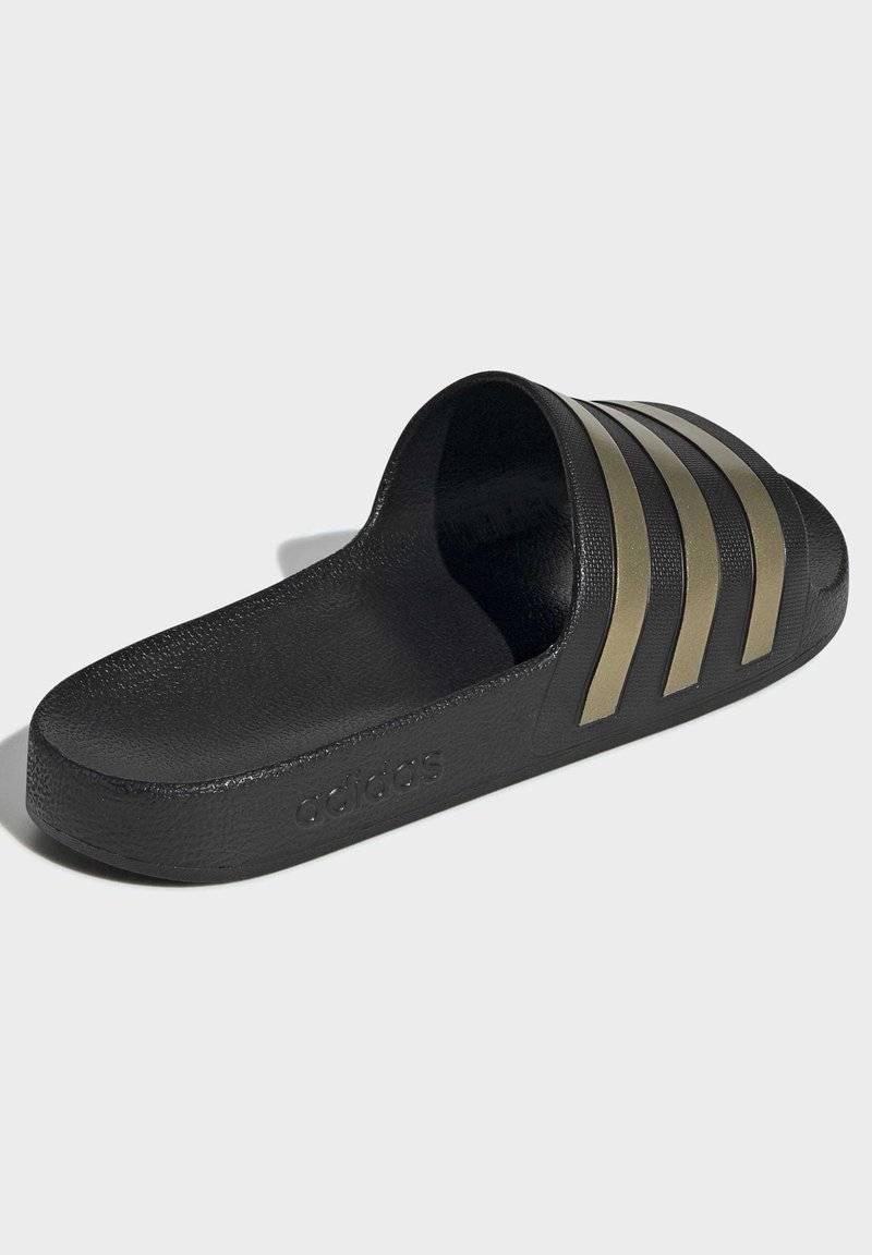 adidas Sportswear adidas Sportswear ADILETTE AQUA - Pool slides - core black gold met core black Kostenloser Versand