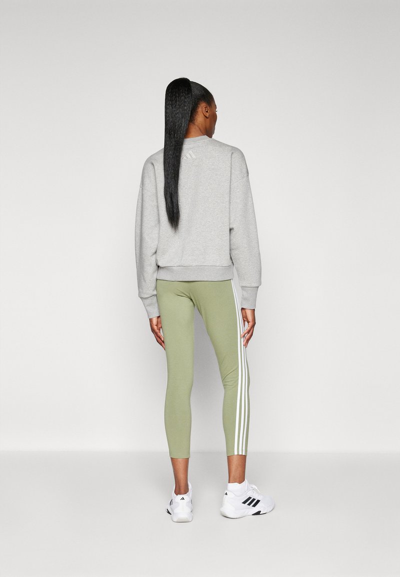adidas Sportswear adidas Sportswear ESSENTIALS 3 STRIPES HIGH WAISTED - Leggings - tent green Großer Ausverkauf