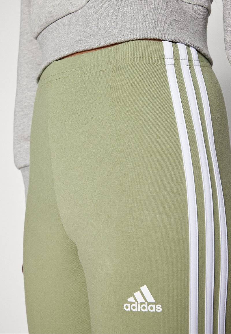 adidas Sportswear adidas Sportswear ESSENTIALS 3 STRIPES HIGH WAISTED - Leggings - tent green Großer Ausverkauf