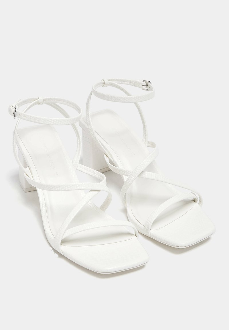 PULL&BEAR PULL&BEAR WITH CROSSOVER STRAPS - Sandals - white Osterangebot