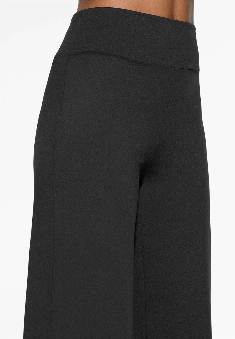 OYSHO OYSHO HIGH-RISE COMFORTLUX STRAIGHT-LEG - Trousers - black Top Angebot