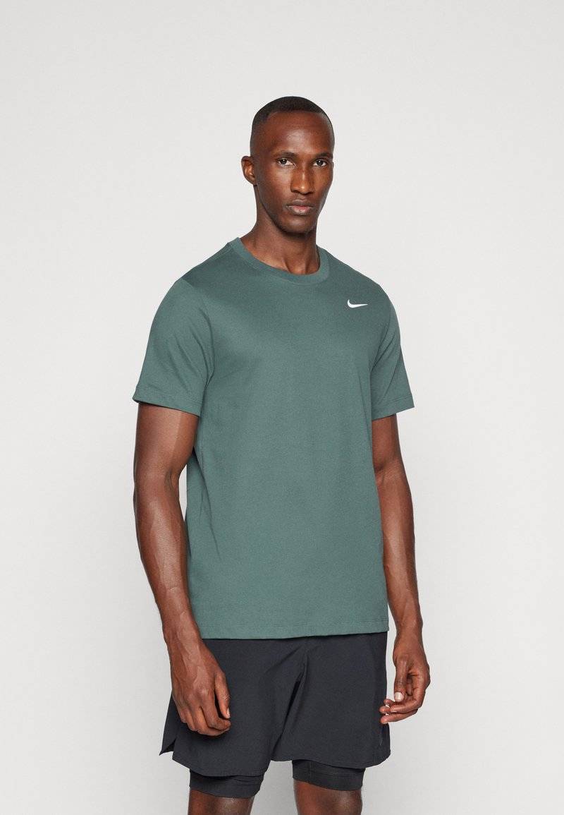 Nike Performance Nike Performance TEE CREW SOLID - Sports T-shirt - vintage green VIP-Rabatte