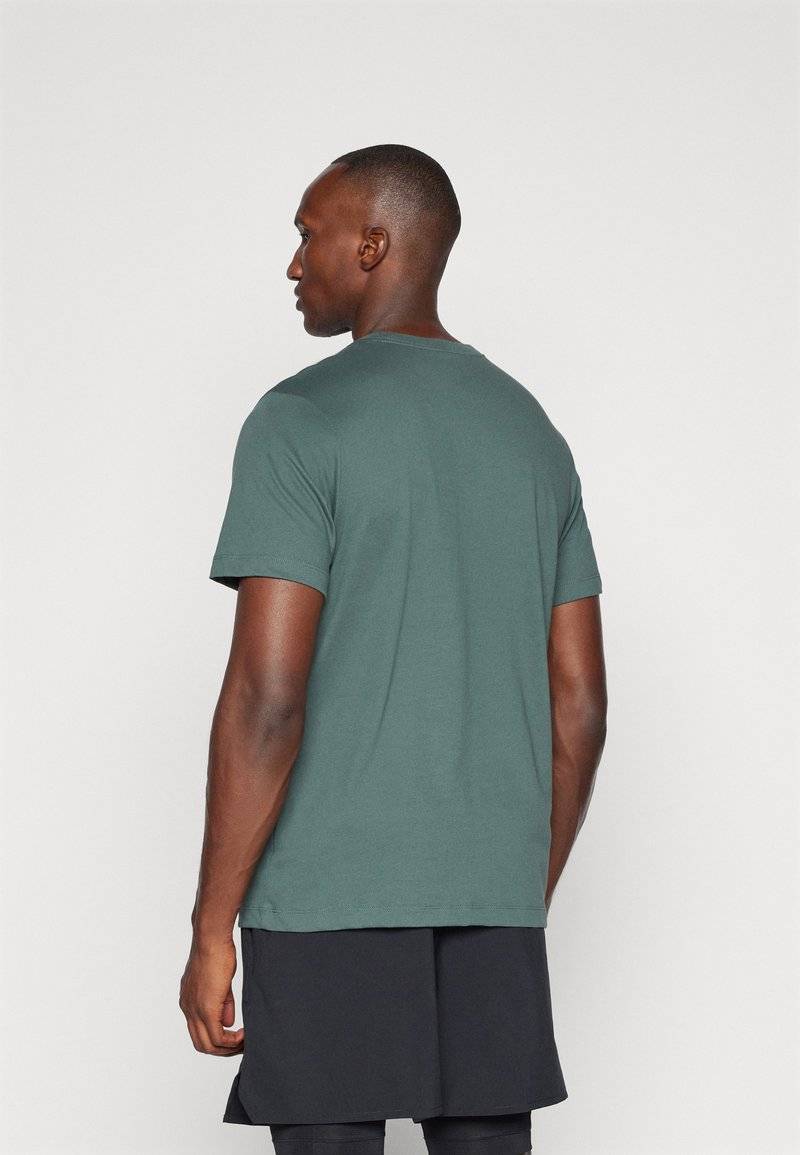 Nike Performance Nike Performance TEE CREW SOLID - Sports T-shirt - vintage green VIP-Rabatte