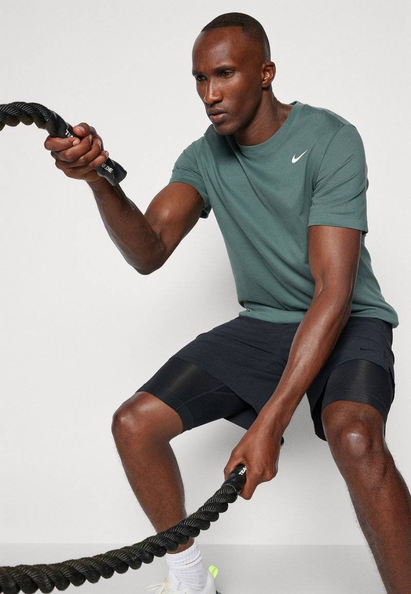 Nike Performance Nike Performance TEE CREW SOLID - Sports T-shirt - vintage green VIP-Rabatte