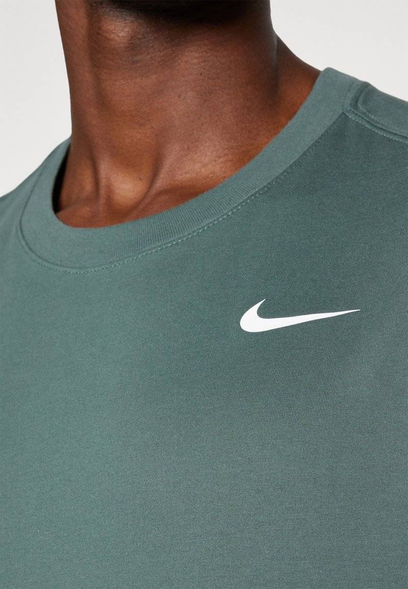 Nike Performance Nike Performance TEE CREW SOLID - Sports T-shirt - vintage green VIP-Rabatte
