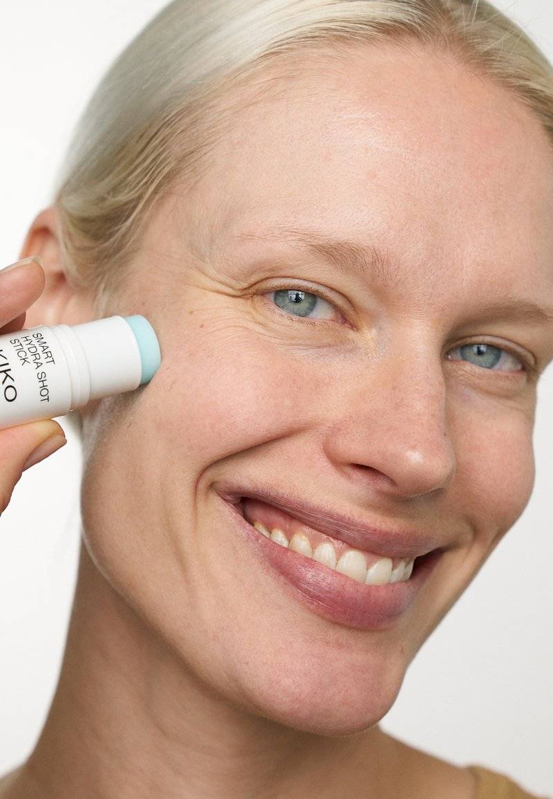 KIKO Milano KIKO Milano SMART HYDRASHOT STICK - Face cream Super Rabatt