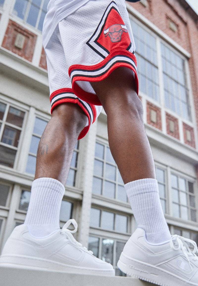 Mitchell & Ness Mitchell & Ness NBA CHICAGO BULLS SWINGMAN SHORT - Sports shorts - white