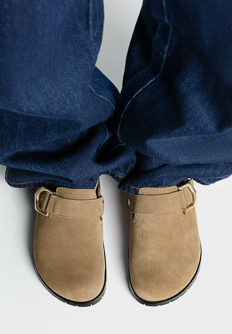 Stradivarius Stradivarius WITH BUCKLE DETAILS - Clogs - beige